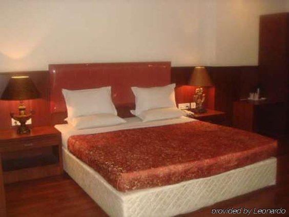 Hotel Noor Empire International Kormangala Бангалор Стая снимка